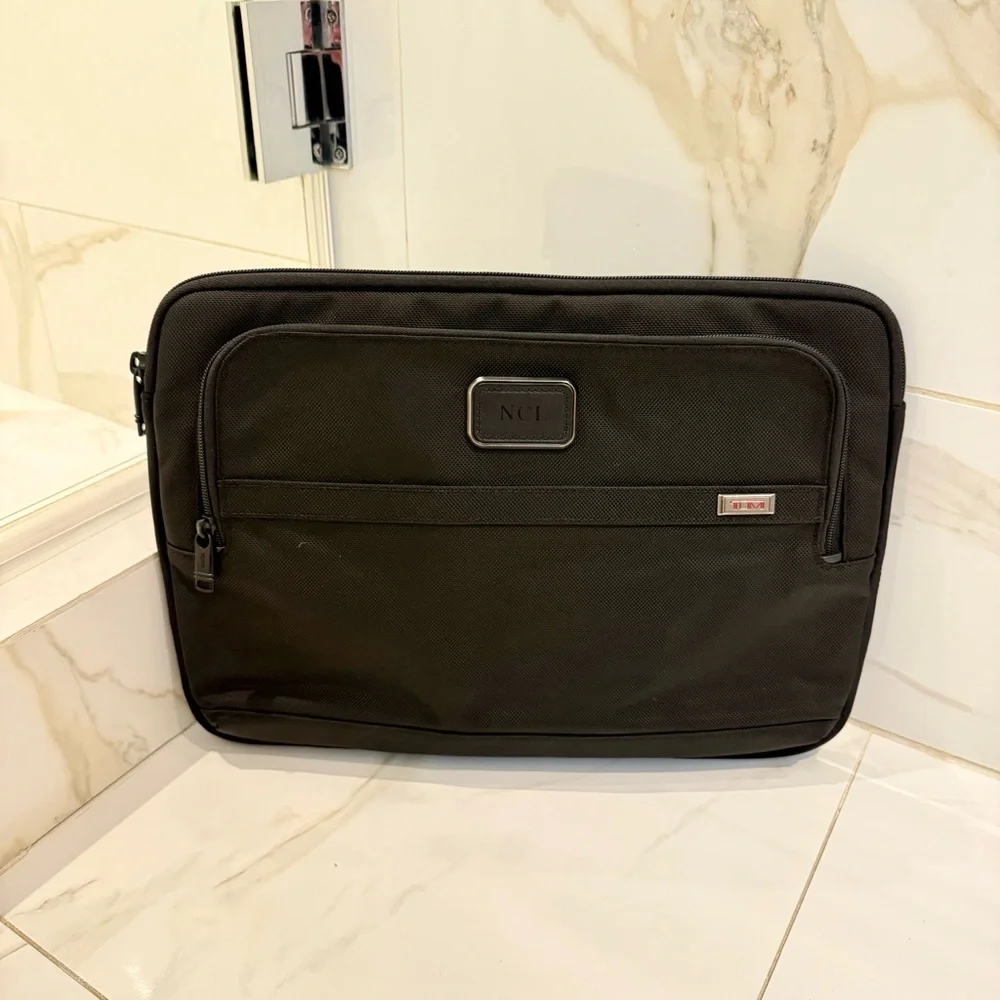 TUMI Alpha 3 Large Laptop Cover – Great Condition